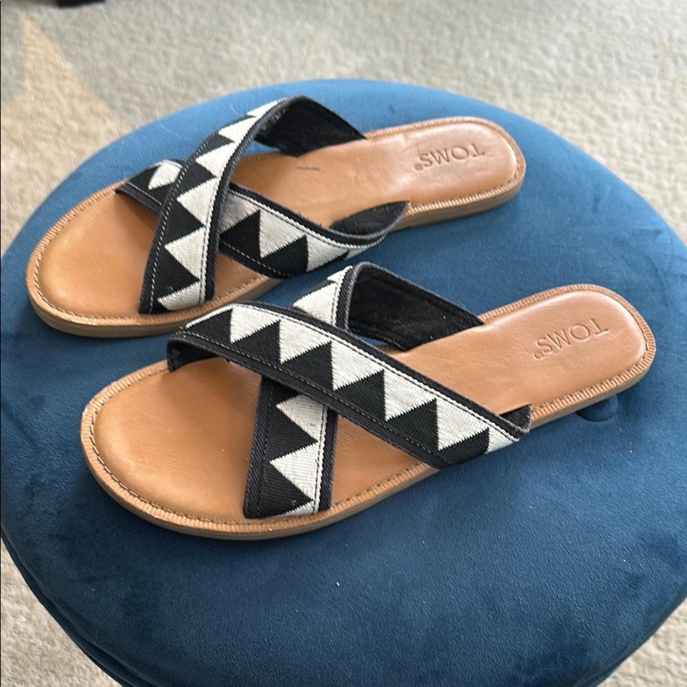 TOMS Women's Viv Black and White Sandals. Size 10.